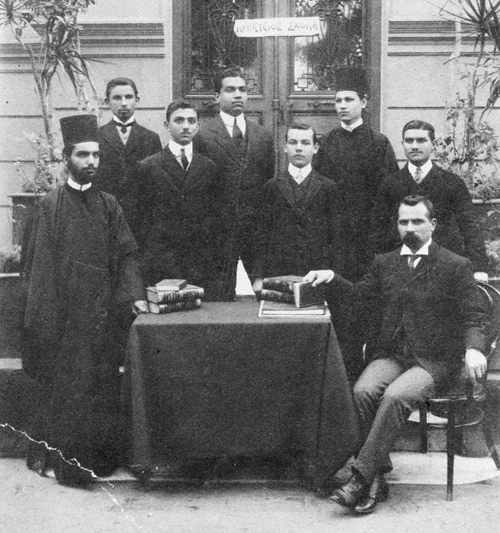 Ο Μοσχίδης με μαθητές του στην Αμπέτειο Σχολή